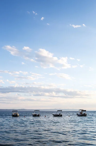 美丽的海景与四艘摩托艇漂流在亚得里亚海 租船暑假之旅 流行的异国情调的旅游目的地 多云的天空和深蓝色的海水 — 图库照片