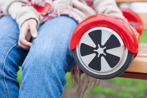 Kvinna Boho Stil Kläder Sitter Benchwith Moderna Elektriska Mini Segway — Stockfoto