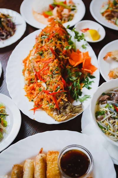 Plan Vue Dessus Poisson Karp Frit Épicé Avec Salades Vietnamiennes — Photo