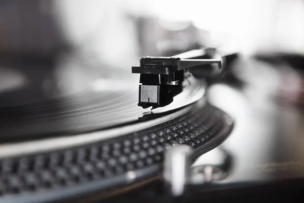 ターン テーブル ビニール レコード プレーヤー アナログ レコードのディスクの音楽を再生します クローズ アップ カートリッジ — ストック写真