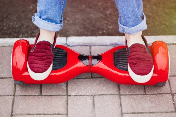 Chica Zapatos Cabalgando Moderno Rojo Eléctrico Mini Segway — Foto de Stock