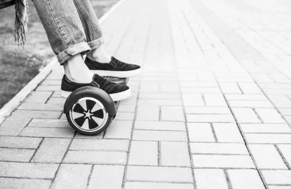 Meisje Schoenen Moderne Rode Elektrische Mini Segway Rijden — Stockfoto