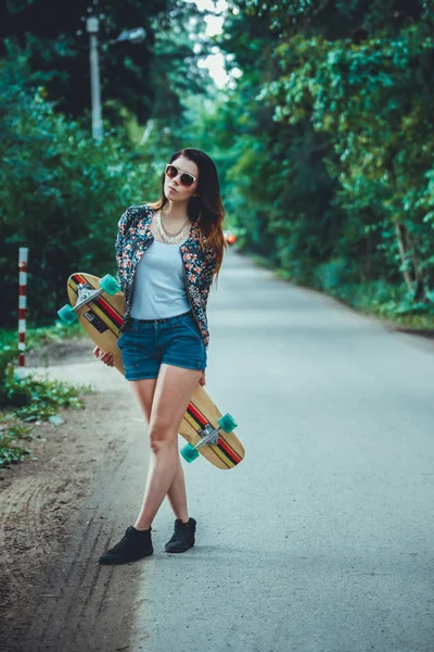 Giovane Bella Donna Forma Con Skateboard Nel Parco — Foto Stock