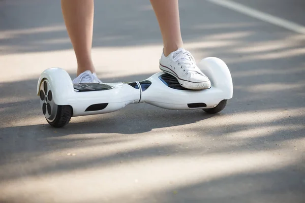 Fötter Flicka Ridning Elektriska Mini Hover Styrelse Scooter Utomhus Parken — Stockfoto