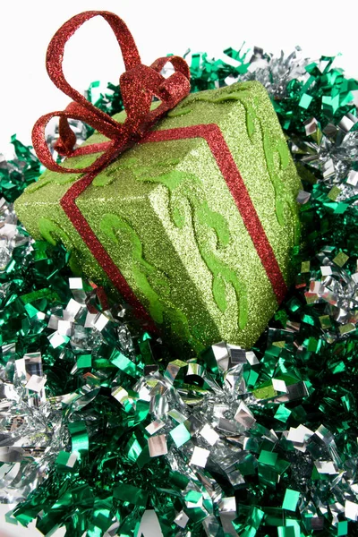 Grün Funkelnde Geschenkbox Für Weihnachten Und Flitter Auf Weißem Hintergrund — Stockfoto