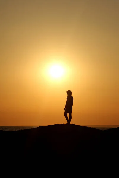 Hij Echt Genieten Van Het Alleen Met Deze Prachtige Zonsondergang — Stockfoto