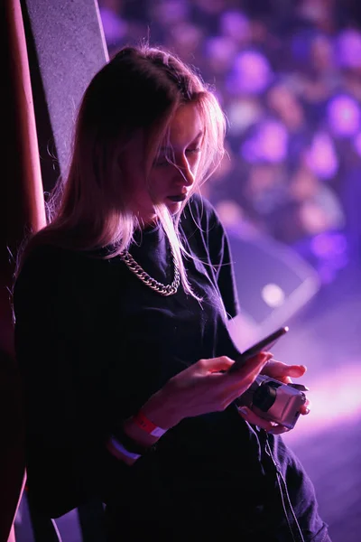 Moskva November 2016 Fashionabla Flicka Använder Smart Telefon Nattklubb Scenen — Stockfoto