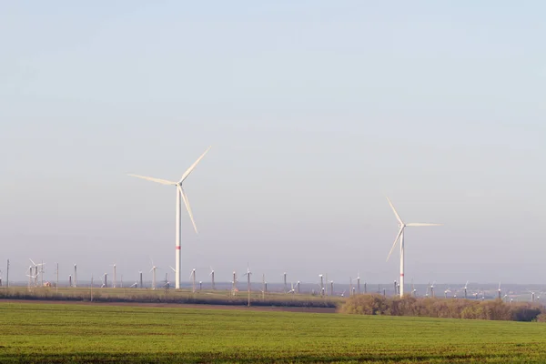 Yeşil Enerji Rüzgar Türbinleri Veya Rüzgar Çiftlikleri Alternatif Kaynaklar — Stok fotoğraf