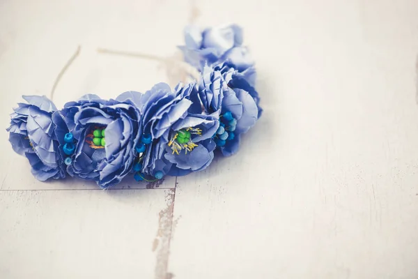 Handgemaakte Wraith Gemaakt Van Blauwe Kunstbloemen Liggend Helder Witte Houten — Stockfoto