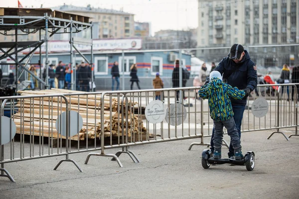 莫斯科 2017年3月12日 乘坐公园内的现代电动自平衡板 凉爽的新陀螺仪滑板车骑城市街道 购买新的自平衡板 并乘坐电池电源户外 — 图库照片