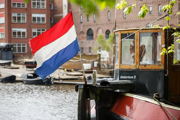 Hollanda Bayrağı Amsterdam Kanalında Teknede — Stok fotoğraf
