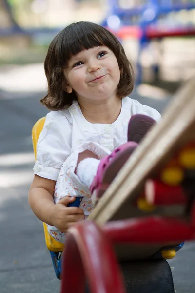 Liten Vit Flicka Roligt Lekplatsen Vid Ljusa Sommardag — Stockfoto