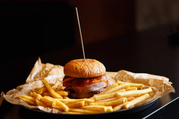 Hamburguesa Con Chuleta Carne Res Servida Plato Restaurante Comida Rápida — Foto de Stock