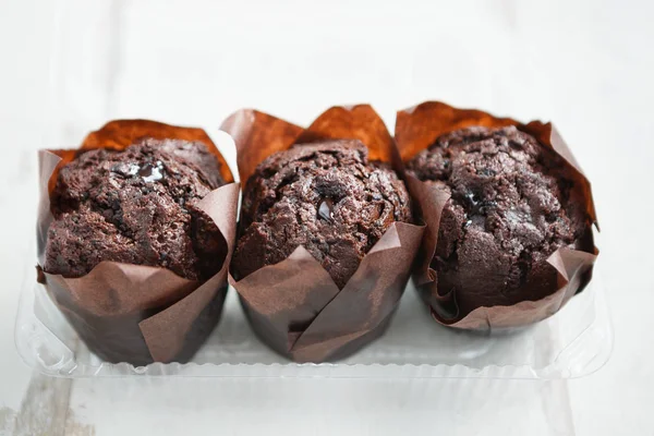 Plastovou Dózu Třemi Čerstvé Pečené Čokoládové Muffiny Košíčky Sladký Ořechový — Stock fotografie