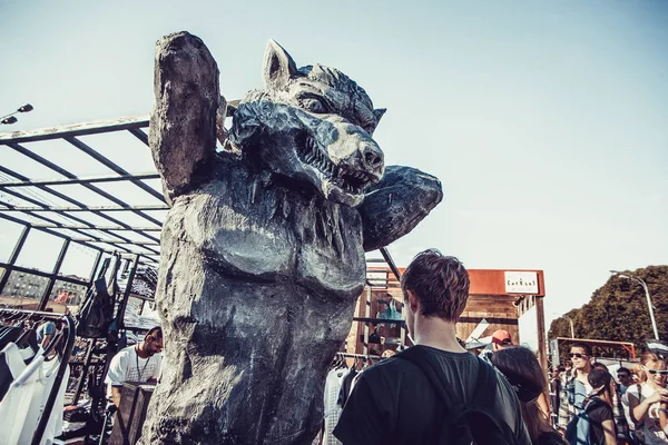 Moskova - 8 Ağustos, 2015: Festivali ve dantel 2015 Faces ünlü Gorki Park adlı gerçekleşti ve markalar yüzlerce ve binlerce genç toplandı