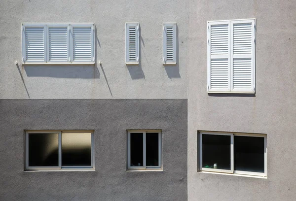 Традиційна Хорватська Хата Стіна Віконницями Вікнах Фон Білого Сірого Бетону — стокове фото