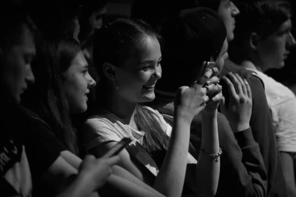 Moscou Juillet 2017 Concert Jeune Fille Fan Musique Avec Téléphone — Photo