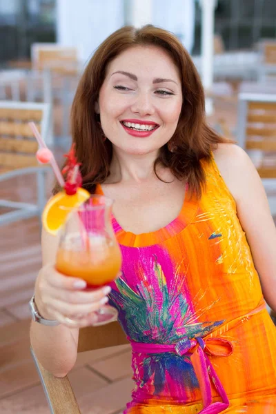 屋外レストランで座っている彼女新鮮なカクテルを楽しむ美しい若い女性 — ストック写真