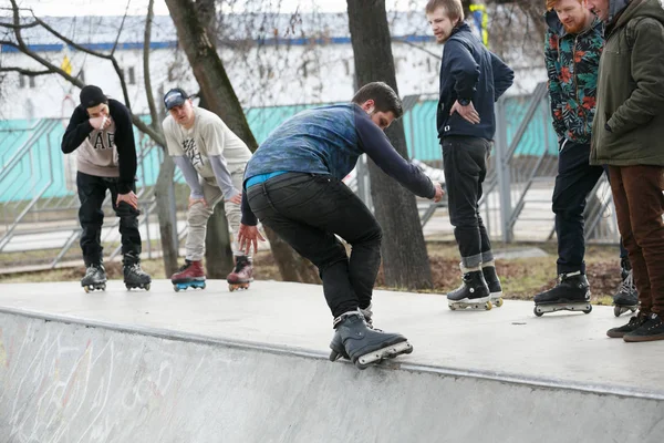 Moskou Maart 2017 Jonge Agressieve Inline Skater Vent Grind Richel — Stockfoto