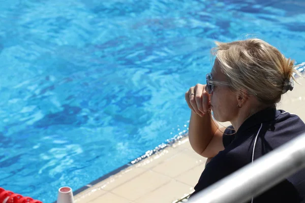 アテネ 2012年10月7日 女子水球選手権 女性は屋外プールでウォーターポロを楽しめます プロの水球チーム 賞品のための戦い キャッチャーはゲートでボールをキャッチします チームがゴールを決める — ストック写真