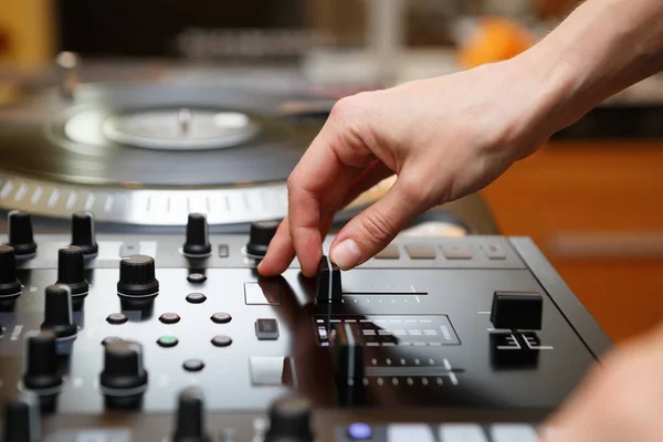 Disc Jockey Alzare Livello Del Volume Sul Mixer Audio Party — Foto Stock