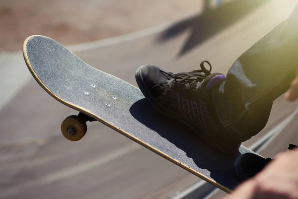 Pernas Uma Patinadora Feminina Topo Que Enfrenta Uma Rampa Pronta — Fotografia de Stock