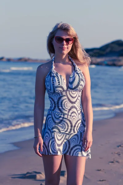 Atractiva Mujer Joven Vestido Corto Disfrutando Sus Vacaciones Playa Mañana —  Fotos de Stock