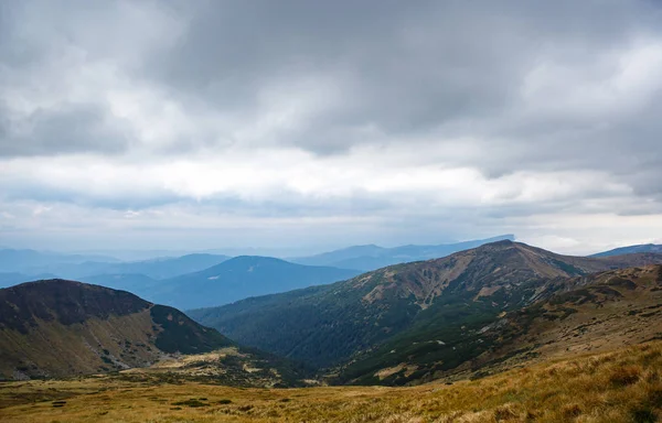 Prachtige Karpaten Panorama Onder Dramatische Bewolkte Hemel Zuid Europa — Stockfoto
