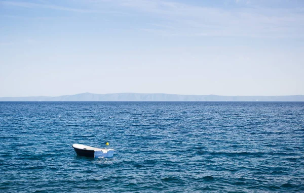 小船在海浪中漂浮在海里 深蓝色的亚得里亚海海水在克罗地亚海岸的阳光下闪耀 夏季放松旅游的热门旅游目的地 前往克罗地亚异国情调的度假村放松身心 — 图库照片