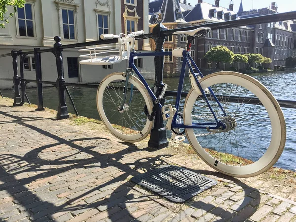 Haga Países Bajos Abril 2018 Bicicleta Estilo Retro Estacionada Cerca — Foto de Stock