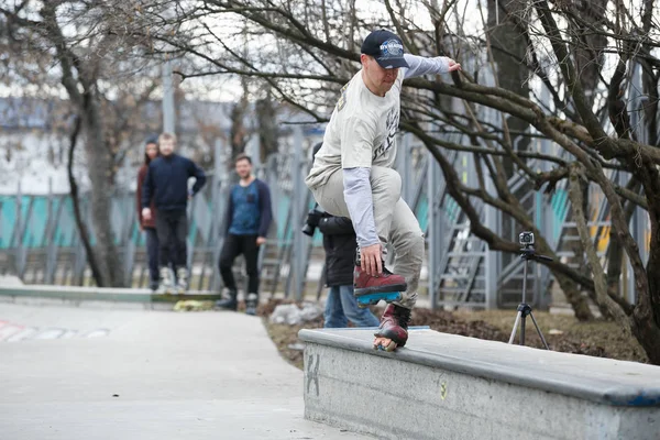 Moskwa Marca 2017 Wrotkarstwo Szybkie Młody Skater Facet Grind Półkę — Zdjęcie stockowe