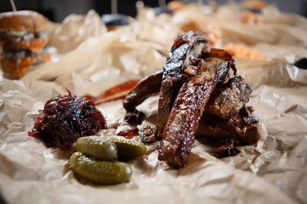 Costelas Carne Fumada Servidas Restaurante Com Pepino Salada Grelhado Costela — Fotografia de Stock