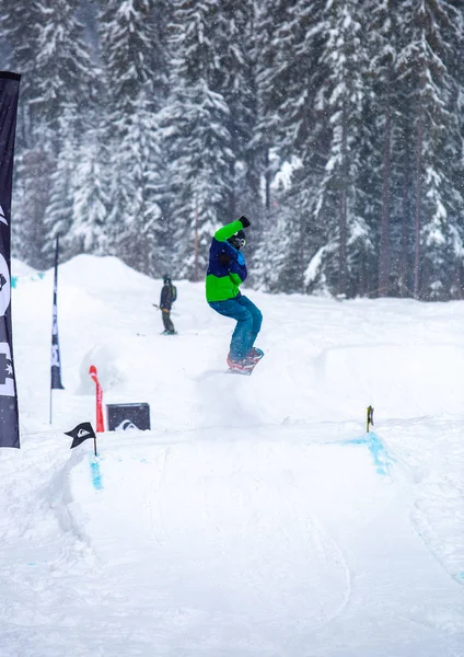 Boekovel Oekraïne Maart 2018 Jonge Snowboarder Atleet Springt Oprit Ski — Stockfoto