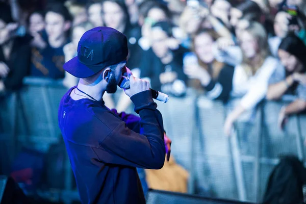 Moscú Octubre 2016 Cantante Rap Cantando Concurrida Discoteca Gran Espectáculo —  Fotos de Stock