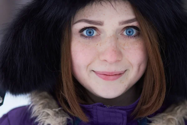 Leende Ung Rödhåriga Flicka Med Klarblå Ögon Poserar Utomhus Vintern — Stockfoto