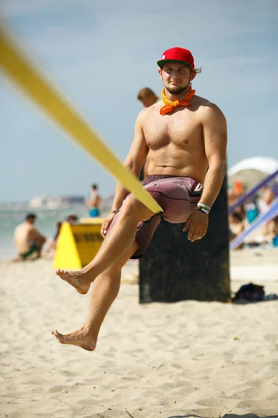 Odessa Oekraïne Juni 2017 Slackline Wedstrijd Het Strand Sportieve Mensen — Stockfoto