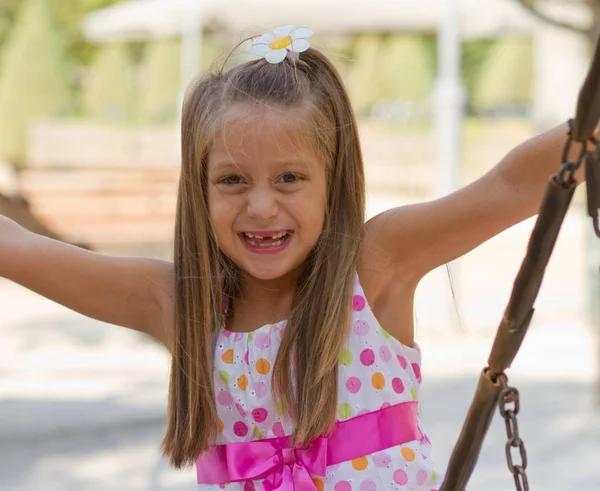 Nettes Kleines Mädchen Posiert Bei Strahlendem Sommertag Auf Dem Spielplatz — Stockfoto