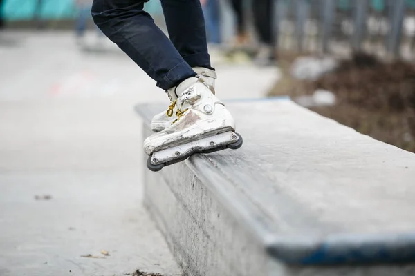 Moskou Maart 2017 Voeten Van Agressieve Inline Skater Vent Grind — Stockfoto