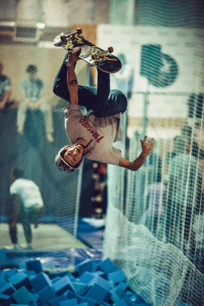Moscú Septiembre 2015 Joven Skteboarder Salto Casco Con Backflip Truco — Foto de Stock