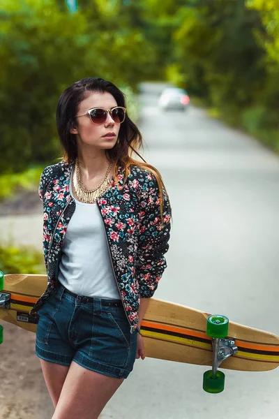 Giovane Bella Donna Forma Con Skateboard Nel Parco — Foto Stock