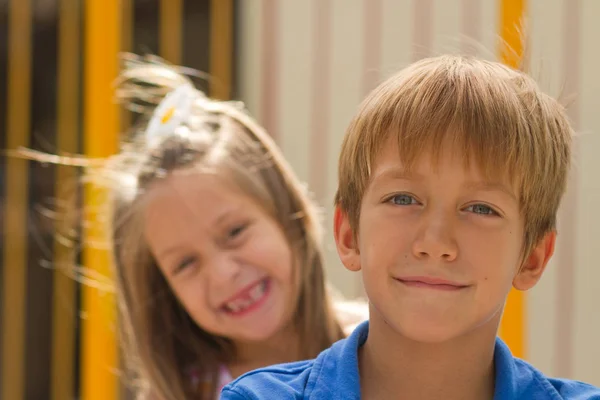 Söta Små Barn Lekplatsen Vid Ljusa Sommardag — Stockfoto