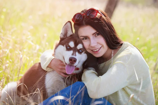 Sorrindo Jovem Morena Sentada Com Seu Cão Husky Parque Verde — Fotografia de Stock