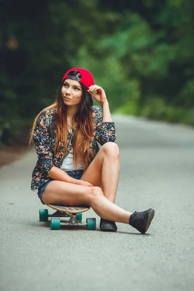 Giovane Bella Donna Forma Con Skateboard Nel Parco — Foto Stock