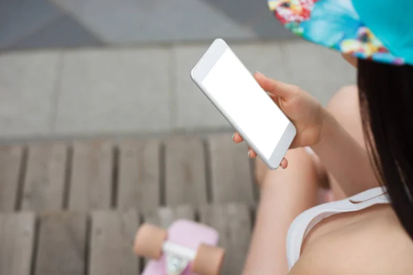 Chica Joven Usando Gran Teléfono Inteligente Phablet Blanco Con Pantalla — Foto de Stock