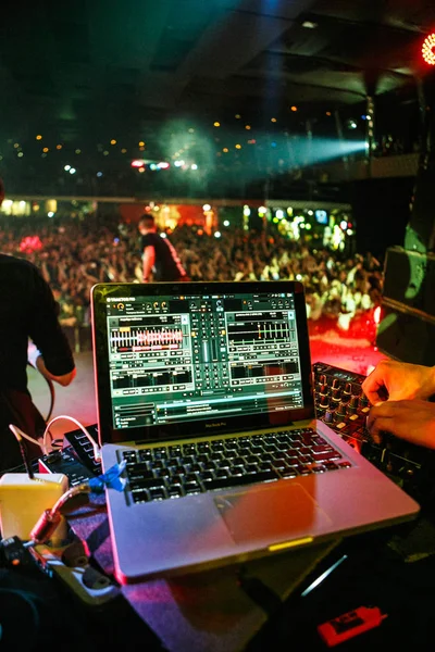 莫斯科 2016年11月30日 混合数字音乐表演在夜总会的土著仪器 Traktor Scrath Pro 混合软件安装在苹果 Macbook 光盘骑师音乐会在夜店的舞台上 — 图库照片