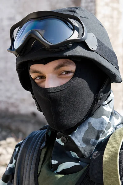 Soldado Adulto Joven Con Munición Completa Máscara Casco Gafas Chaleco — Foto de Stock