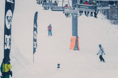Bukovel, Ukrayna - 20 Mart, 2018: Snowboard Yarışması kış Park. Genç sporcular snowboard içinde rekabet. Gençlik için serin aşırı spor yarışma.