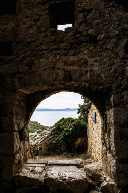 Biokovo dağlarında eski Hırvat tahkimatı Kastel kalıntıları. Eski ortaçağ kalesi