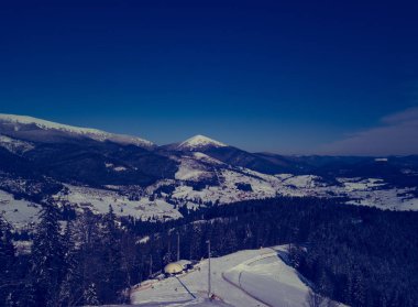 Bukovel, Ukrayna - 19 Mart, 2018: soğuk kış günü güzel doğada. Bukovel Kayak Park Karpat Dağları'nda. Güney Avrupa'nın aktif Turizm için popüler bir yer