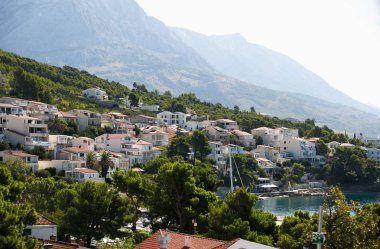 Hırvatistan'da Akdeniz kıyısında kasaba. Doğa, seyahat